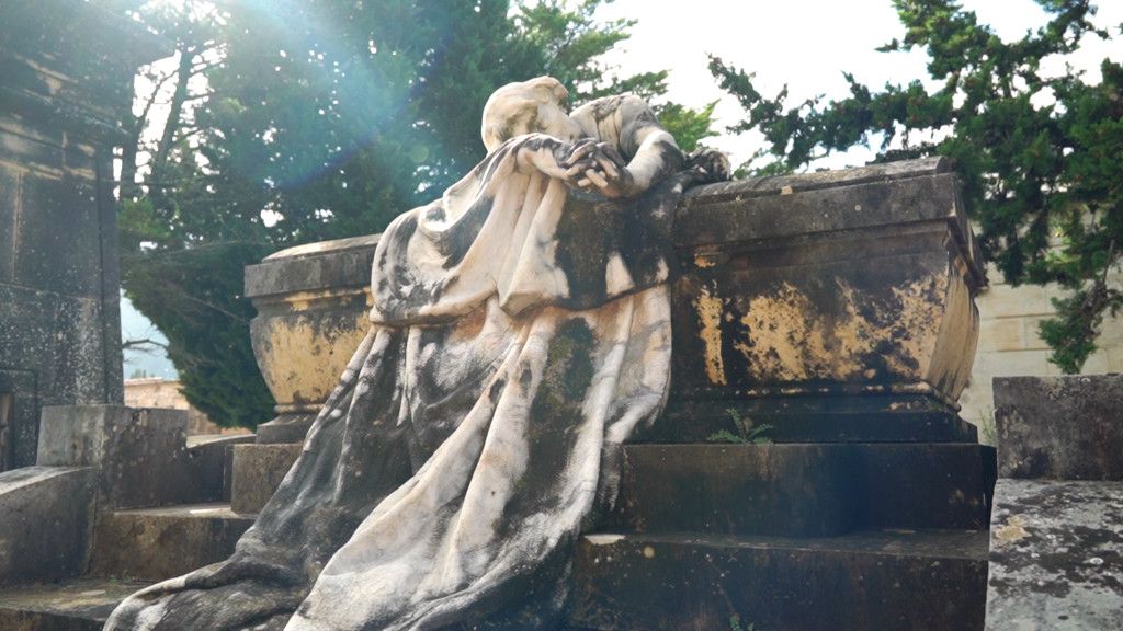 Cementerio de Alcoy. Escultura Amor incondicional.