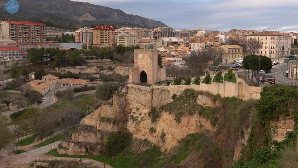 Torre Na Valora y restos de las antiguas murallas medievales de Alcoy medievales 