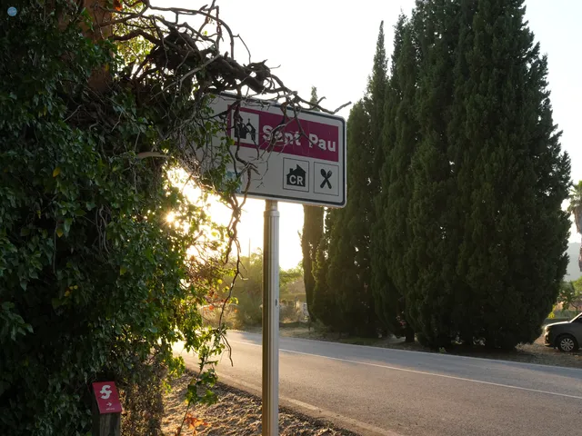 Señal que indica el acceso al Eremitorio de Sant Pau, en Albocàsser (Castellón).