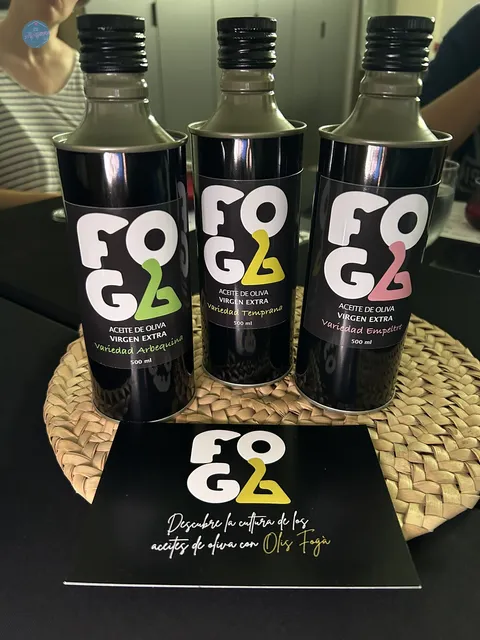 Botellas de aceite de oliva virgen extra elaboradas por Olis Fogà en Albocàsser, Alt Maestrat.