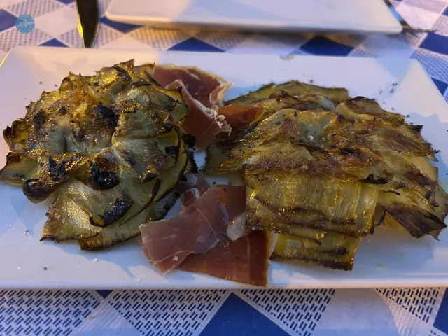Plato de alcachofas servido en el Restaurante Suquet de Benassal, uno de los referentes gastronómicos del Alt Maestrat.