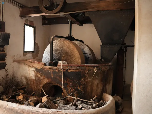 Maquinaria original de la almazara histórica La Casa del Molí, incluida en la visita guiada de Olis Fogà en Albocàsser.