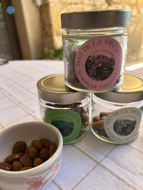 Almendras tostadas y aromatizadas elaboradas artesanalmente por Maribel Edo en Mas de la Mezquita.