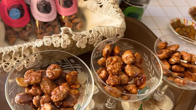 Almendras garrapiñadas elaboradas artesanalmente por Maribel Edo en Mas de la Mezquita, cerca de Culla.