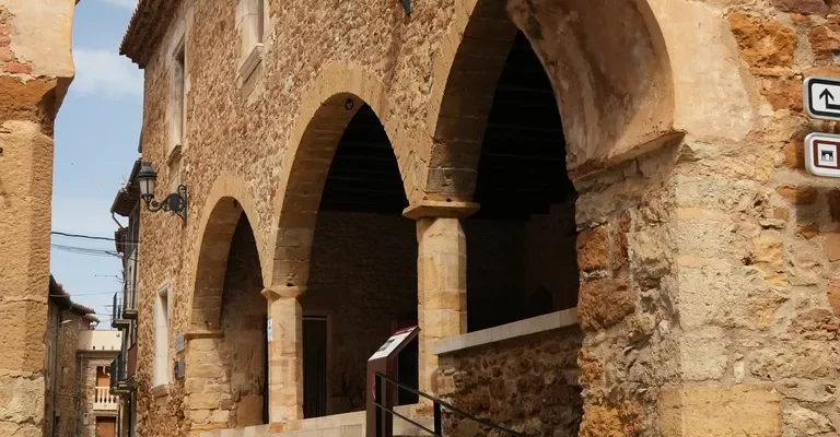 Detalle de los Arcos de la Mola, estructura gótica integrada en la arquitectura monumental del centro histórico de Benassal.