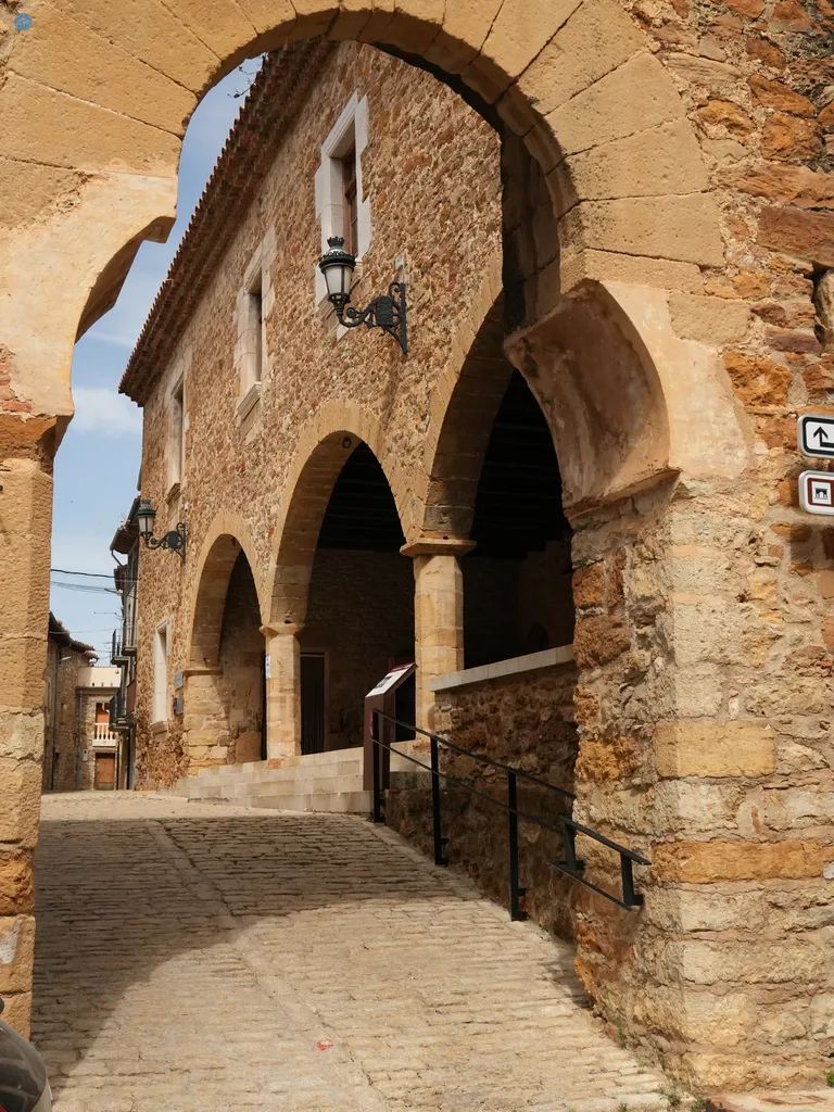 Detalle de los Arcos de la Mola, estructura gótica integrada en la arquitectura monumental del centro histórico de Benassal.