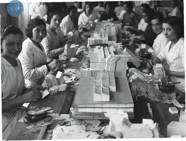 Fotografía histórica en blanco y negro de un grupo de mujeres trabajando en la industria papelera de la marca Bambú