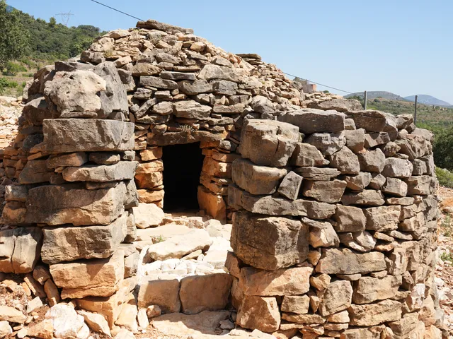 Casita de piedra seca construida con la técnica tradicional declarada Patrimonio Cultural Inmaterial por la UNESCO en Mas de la Mezquita, cerca de Culla.