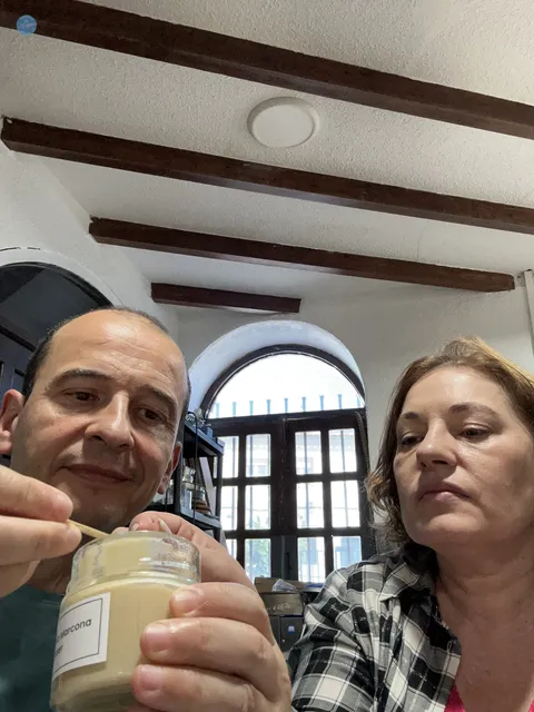 La autora del blog y su acompañante degustan uno de los productos que forman parte de la elaboración de Mar Negre, en Albocàsser
