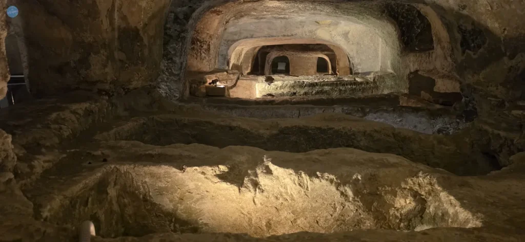 Interior de las Catacumbas de San Pablo en Rabat, Malta, con tumbas paleocristianas excavadas en la roca caliza