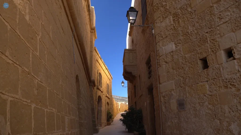 Callejón estrecho de piedra caliza dorada en el interior de la Ciudadela de Victoria, en la isla de Gozo, Malta
