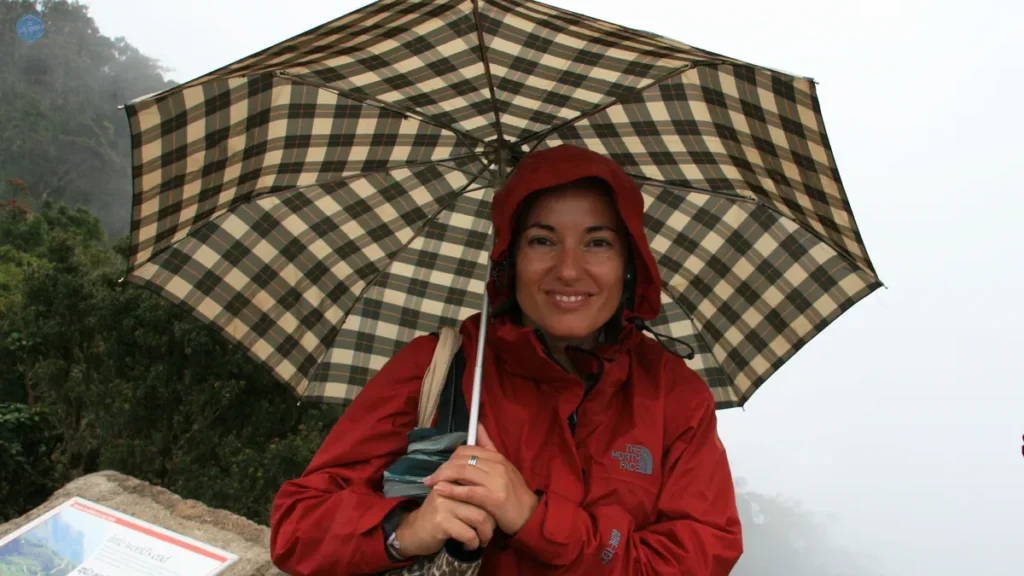 La autora del blig con chubasquero y paraguas entre la niebla en Horton Plains, Sri Lanka