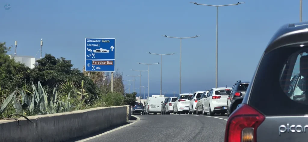 Cola de coches esperando para embarcar en el ferry a Gozo en el terminal de Ċirkewwa, Malta