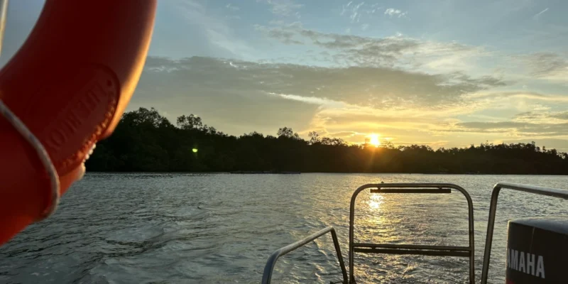 Crucero a la puesta de sol cerca de la desembocadura del rio Santubong. Borneo. Malasia