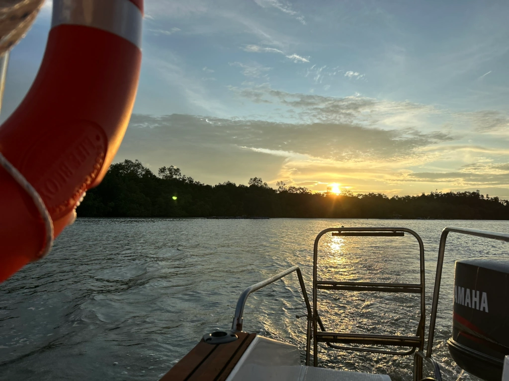 Crucero a la puesta de sol cerca de la desembocadura del rio Santubong. Borneo. Malasia
