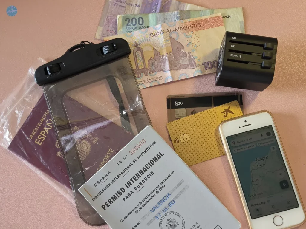Pasaporte, dinero repartido y tarjetas dentro de una funda estanca de viaje