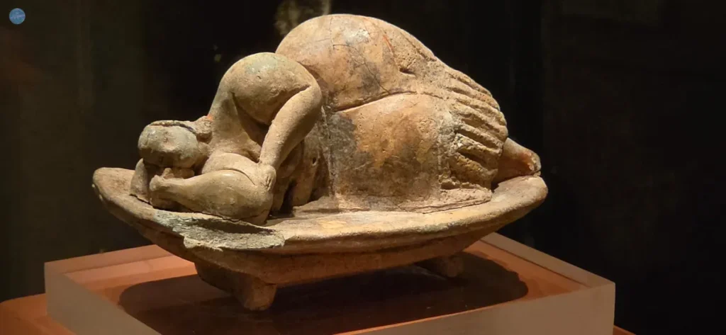 La Durmiente de Brochtorff, figura neolítica de terracota hallada en el Hipogeo de Hal Saflieni, expuesta en el Museo Arqueológico Nacional de La Valeta, Malta