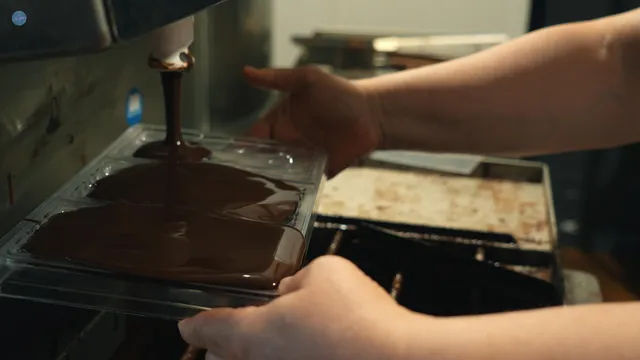 Proceso de elaboración artesanal del chocolate en el obrador de Mar Negre, en Albocàsser.