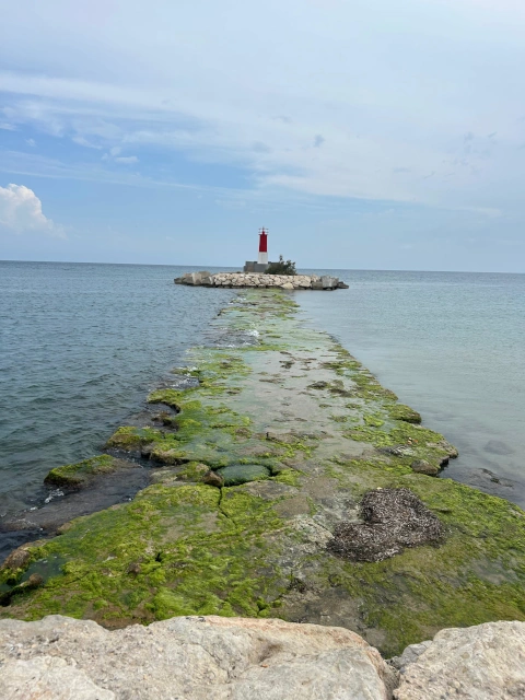 El faro del espolón en el puerto de Villajoyosa