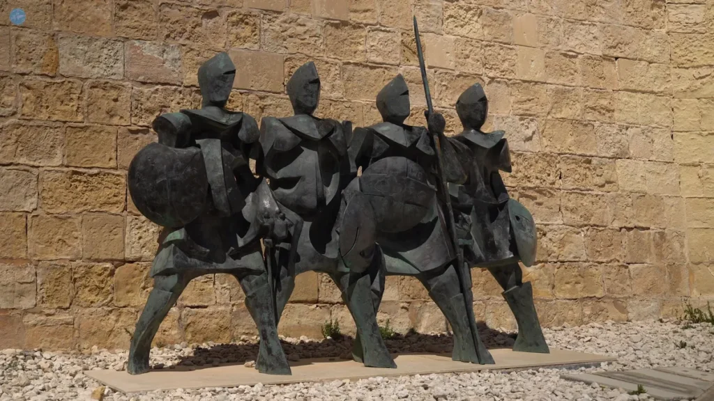 Escultura de bronce de cuatro Caballeros de la Orden de San Juan en el exterior del Fuerte San Telmo, La Valeta, Malta