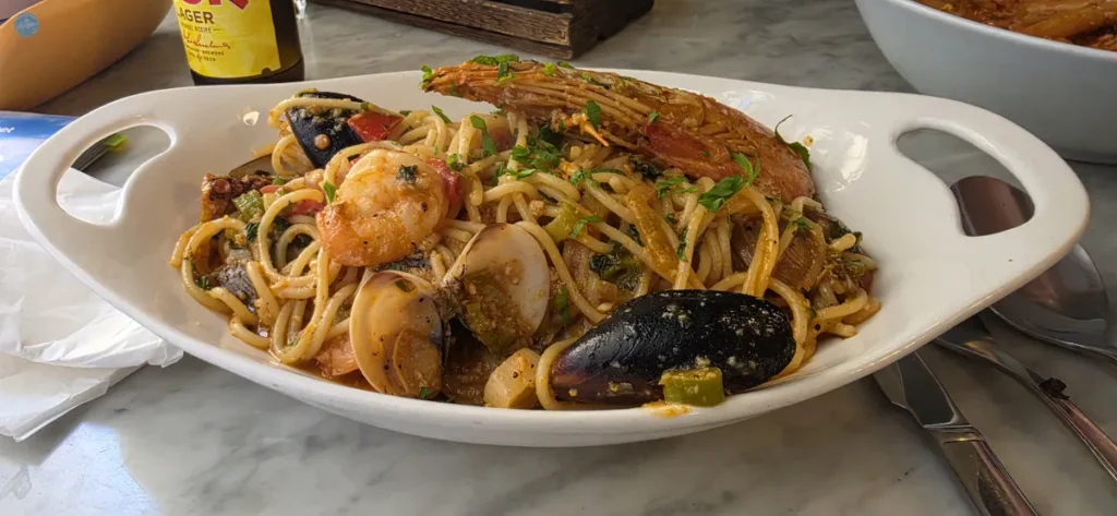 Espaguetis con marisco, gambas, mejillones y almejas, plato típico de la cocina mediterránea maltesa