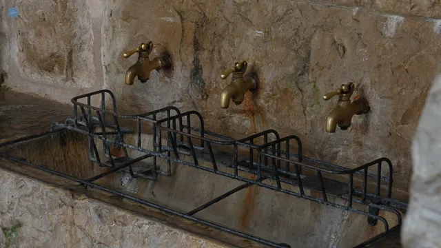Grifos de la fuente de Agua de Benassal, donde los visitantes pueden recoger agua mineral natural directamente del manantial