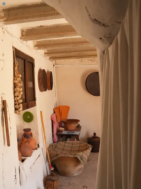 Estancia tradicional del interior de Mas de la Mezquita, una masía histórica situada cerca de Culla.