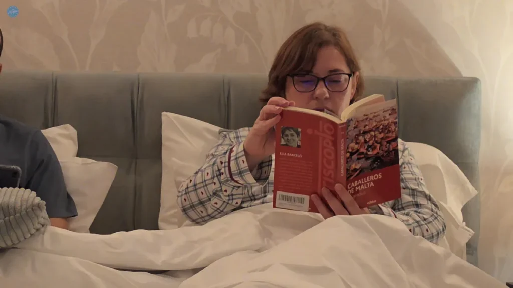 La autora leyendo la novela Caballeros de Malta de Elia Barceló durante el viaje