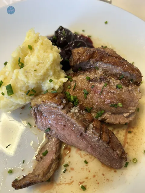 Magret de pato con salsa de cereza y puré de patatas servido en el restaurante La Carrasca de Culla.