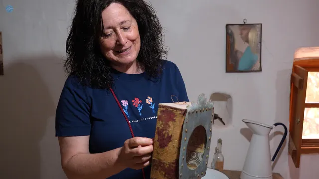 Maribel Edo explica la historia de Mas de la Mezquita durante la visita guiada.