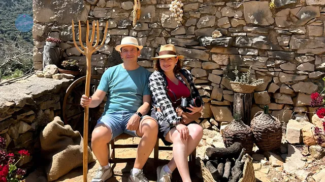 La autora y su acompañante durante la visita a Mas de la Mezquita, una experiencias de turismo rural cerca de Culla, en el Alt Maestrat que propone Market Maestrat..