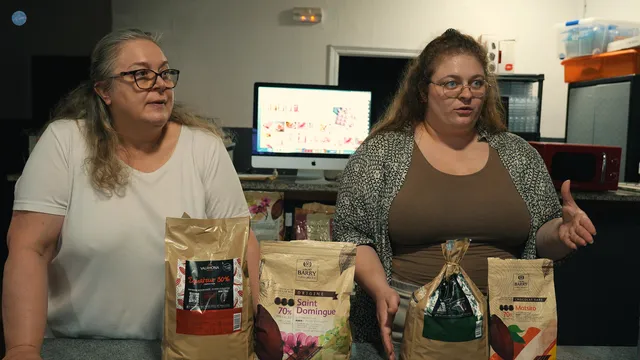 Michaela y su hija explican el proceso de elaboración del chocolate durante la experiencia guiada en Mar Negre, Albocàsser