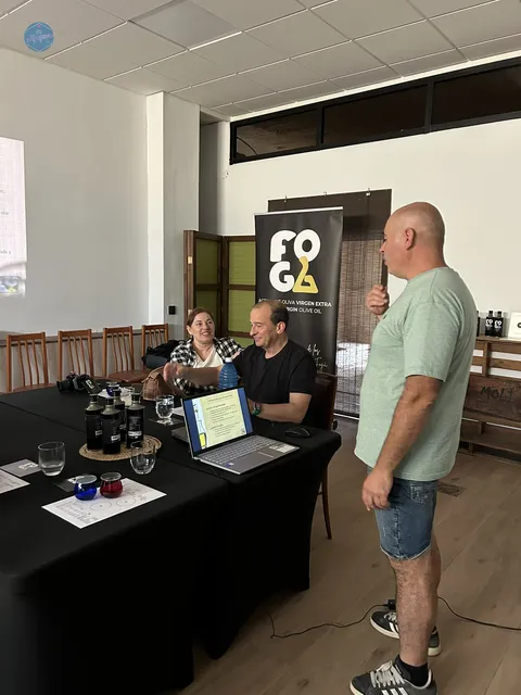 Paco Tena explica la cata de aceite de oliva virgen extra durante la experiencia de oleoturismo de Olis Fogà, en Albocàsser.