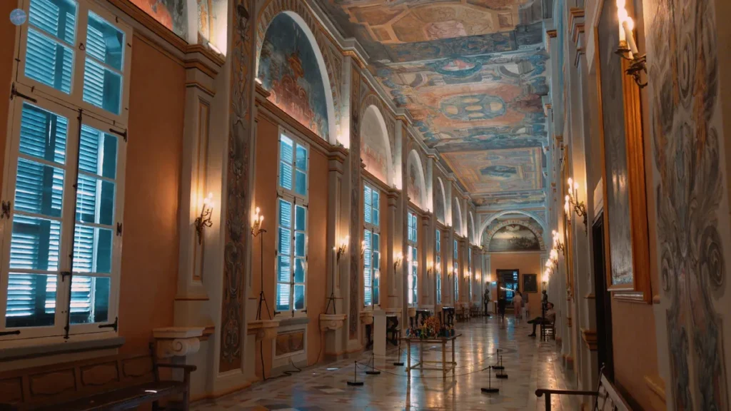 Corredor de los Embajadores del Palacio del Gran Maestre de La Valeta, con frescos en el techo y antorchas, actual sede del Parlamento de Malta