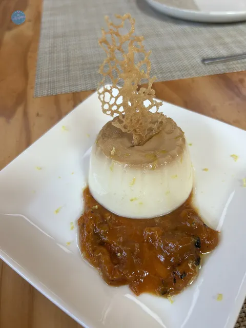 Postre servido en el Restaurante La Ruta, ubicado en el hotel The Pines Benassal, rodeado de un tranquilo paraje de pinares.