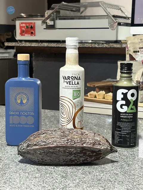 Cacao, aceite de oliva virgen extra, licor de níspero y otros productos locales utilizados para elaborar los chocolates artesanales de Mar Negre, en Albocàsser.