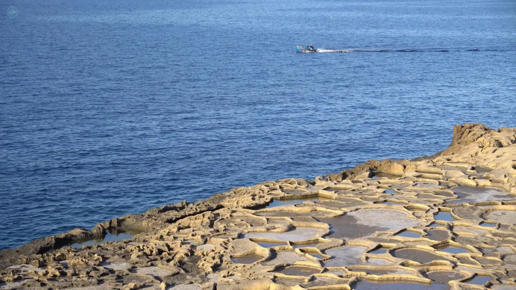 Salinas romanas de Xwejni en Gozo, con las pozas de extracción de sal excavadas en la roca caliza junto al Mediterráneo