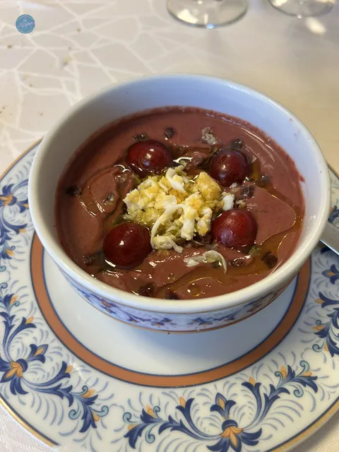 Salmorejo de cereza servido en el restaurante La Carrasca de Culla durante el Menú de la Cereza.