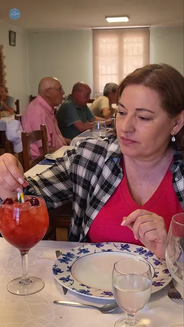 La autora disfrutando de una sangría de cerezas durante el Menú de la Cereza del restaurante La Carrasca, en Culla (Castellón).