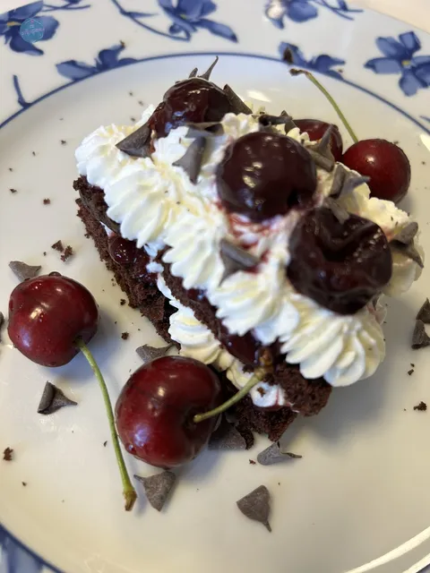 Tarta de cerezas servida como postre del Menú de la Cereza del restaurante La Carrasca de Culla.
