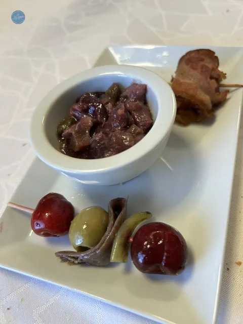 Tartar de salmón con cereza, cereza con beicon y queso crema y gilda de cereza del Menú de la Cereza del restaurante La Carrasca de Culla.