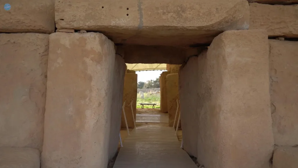 Corredor interior de piedra caliza del templo megalítico de Ħaġar Qim, Malta, con los bloques originales de hace más de 5.000 años