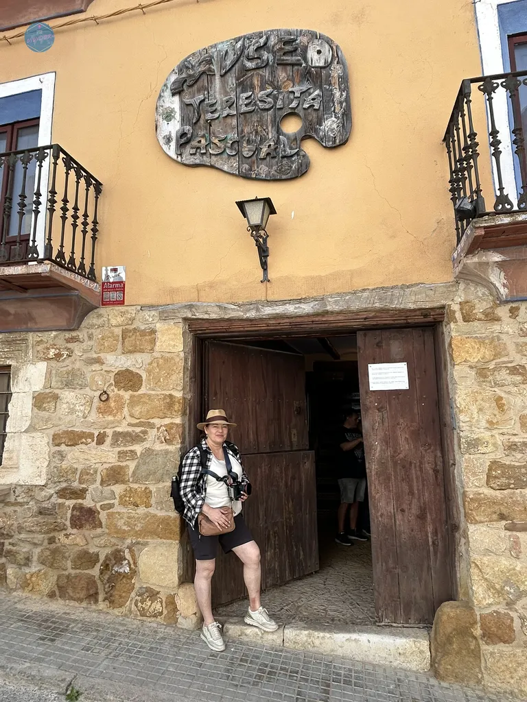 La viajera y autora del blog junto a la puerta de entrada de piedra y madera del Museo Teresita Pascual en el casco antiguo de Benassal