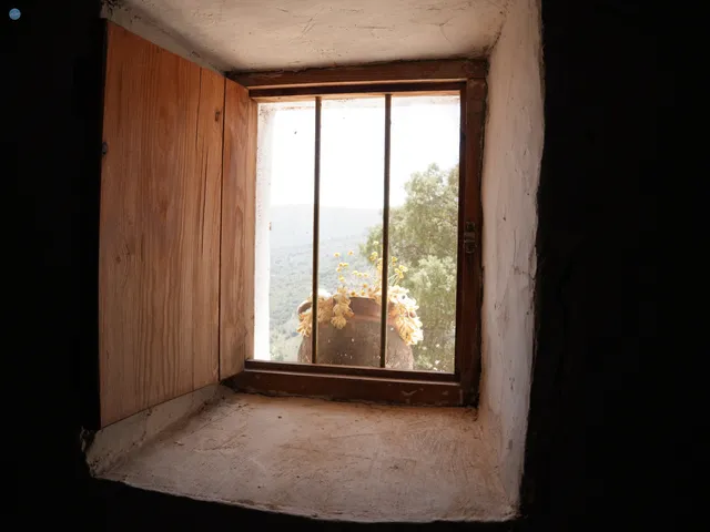 Ventana tradicional de Mas de la Mezquita con vistas al paisaje rural del Alt Maestrat.