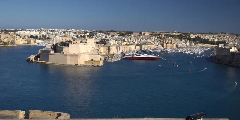Vista del Gran Puerto de Malta desde los jardines Upper Barrakka, con el Fuerte Sant'Angelo y las Tres Ciudades al fondo