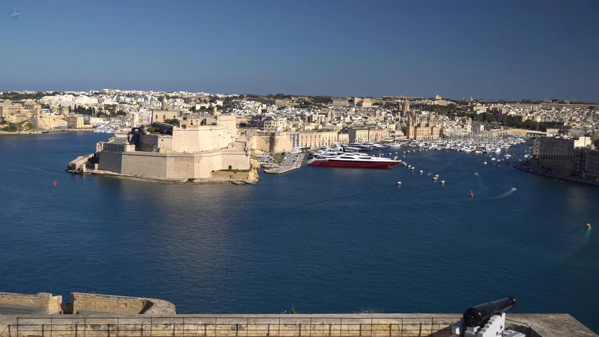 Vista del Gran Puerto de Malta desde los jardines Upper Barrakka, con el Fuerte Sant'Angelo y las Tres Ciudades al fondo