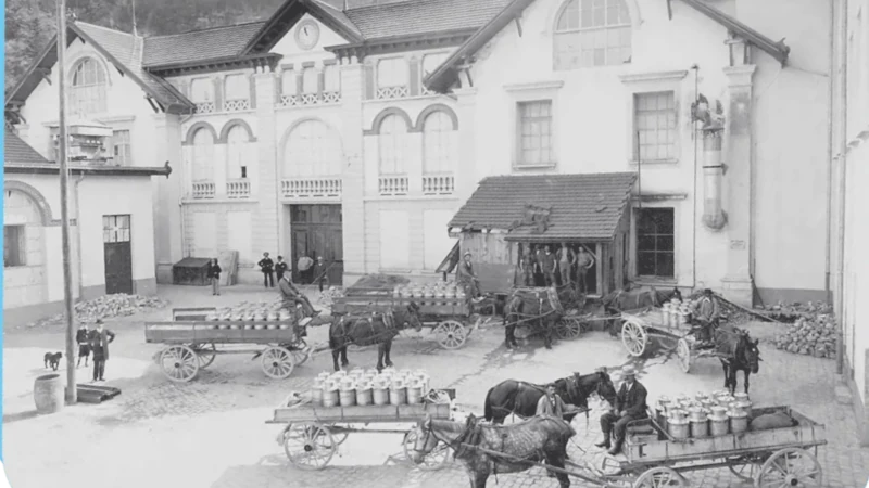 Fotografía en blanco y negro en la que se ve el exterior de la fabrica de chocolates Cailler en Suiza. Fte https://www.cailler.ch/
